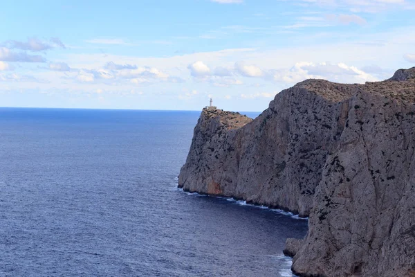 Faro del Cap de Formentor y costa de acantilados con mar Mediterráneo, Mallorca, España — Foto de Stock