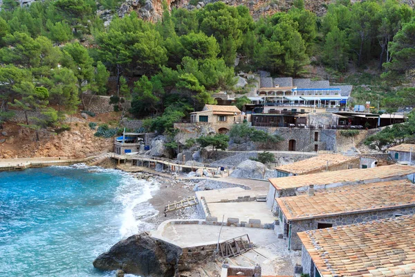 Hotell och restauranger i Port de Sa Calobra, Mallorca, Spanien — Stockfoto