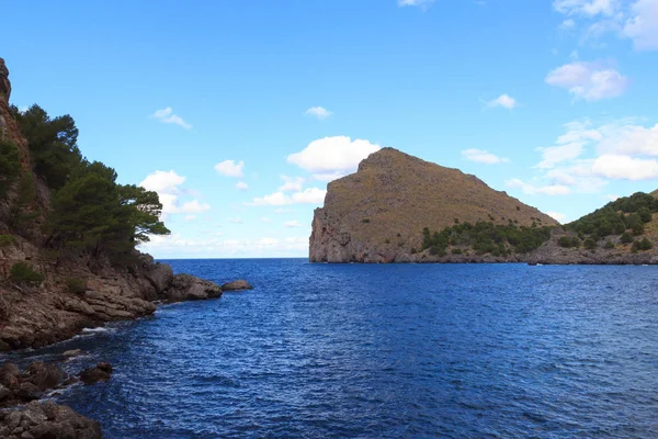 Akdeniz manzaralı panorama görüntülemek Port de Sa Calobra, Majorca, İspanya — Stok fotoğraf