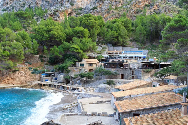 Hotell och restauranger i Port de Sa Calobra, Mallorca, Spanien — Stockfoto