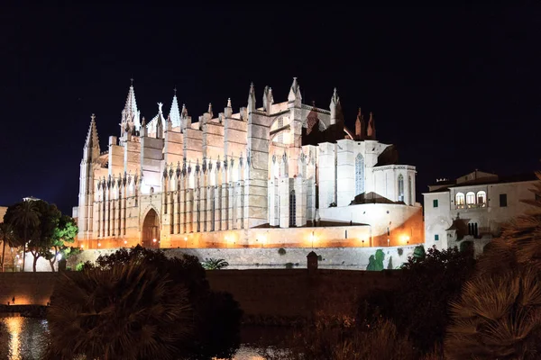 Catedral de Palma à noite em Maiorca, Espanha — Fotografia de Stock