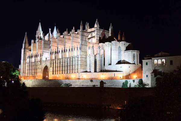 Catedral de Palma à noite em Maiorca, Espanha — Fotografia de Stock