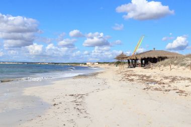Yalnız Platja Es Trenc beach panorama, bambu kulübe sahil bar ve Akdeniz Majorca, İspanya