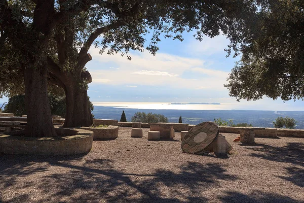 Klášter Santuari de Cura na Puig de Randa a Středozemním mořem, Mallorca, Španělsko — Stock fotografie