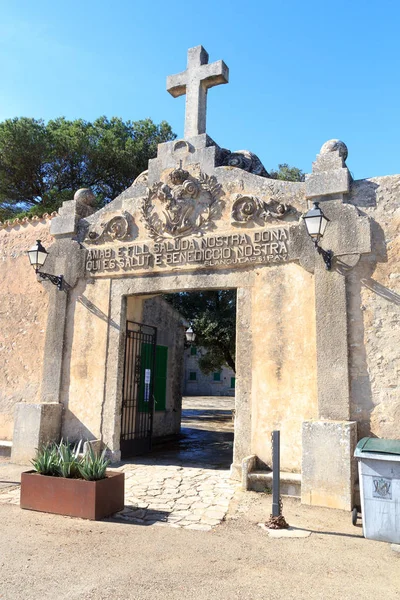 Kloster santuari de cura eingangstor auf puig de randa, mallorca, spanien — Stockfoto