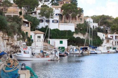 Balıkçılık Köyü Cala Figuera bağlantı noktası, tekneler ve deniz Majorca, İspanya