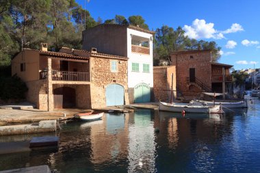 Balıkçı köyü Cala Figuera bağlantı noktası ile boathouses ve yeşil gates, Majorca, İspanya
