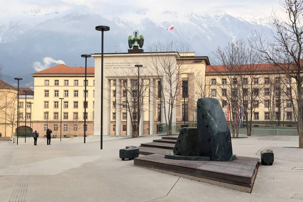 インスブルック、オーストリアの Landhausplatz で解放記念碑 — ストック写真