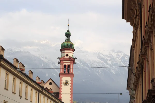 Paisaje urbano de Innsbruck con torre de iglesia y montañas de nieve, Austria — Foto de Stock