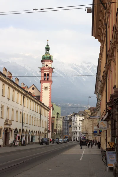 Innsbruck paesaggio urbano con guglia chiesa e montagne di neve, Austria — Foto Stock