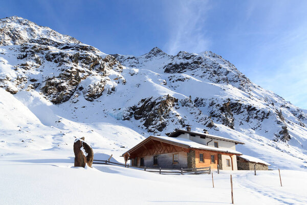 Дом и горная панорама со снегом зимой в Штубайских Альпах, Австрия
