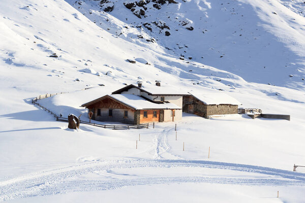Дом и горная панорама со снегом зимой в Штубайских Альпах, Австрия
