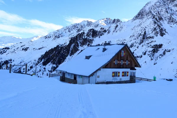 Cabaña alpina Potsdamer Hutte y panorama de montaña con nieve en invierno en Stubai Alps, Austria — Foto de Stock