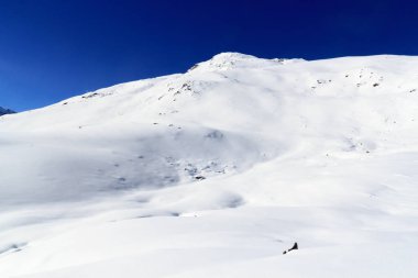 Dağ panorama Stubai Alps, Avusturya için kışın kar ve mavi gökyüzü ile