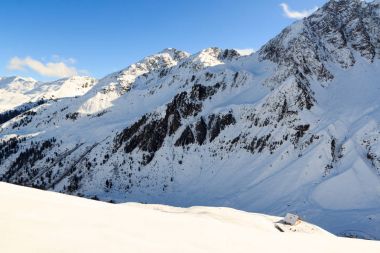 Alpine hut Potsdamer Hutte ve dağ panorama Stubai Alpler, Avusturya kışın karda ile