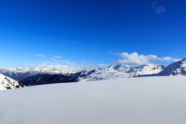 Dağ panorama Stubai Alps, Avusturya için kışın kar ve mavi gökyüzü ile