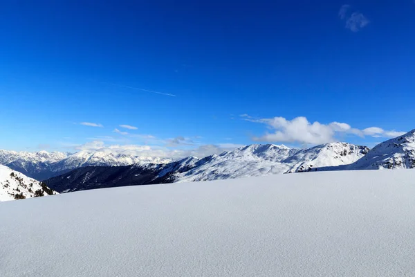 Panorama gór, śniegu i blue Sky w Zima w Stubaital, Austria — Zdjęcie stockowe