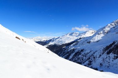 Dağ panorama Stubai Alps, Avusturya için kışın kar, ağaçlar ve mavi gökyüzü ile