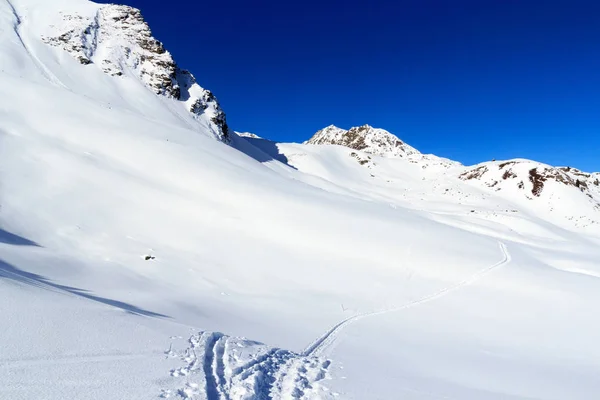 투바이 알프스, 오스트리아에서에서 겨울에 눈와 snowshoe 흔적이 산 파노라마 — 스톡 사진