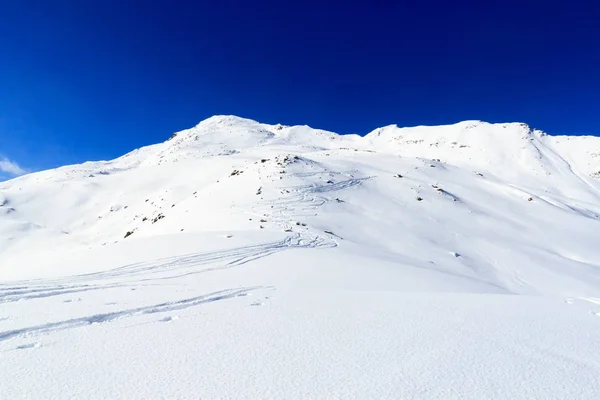 Bergpanorama mit Schnee und Loipen im Winter in den Stubaier Alpen, Österreich — Stockfoto