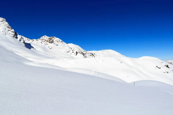 투바이 알프스, 오스트리아에에서는 겨울 눈과 블루 스카이와 산 파노라마 — 스톡 사진