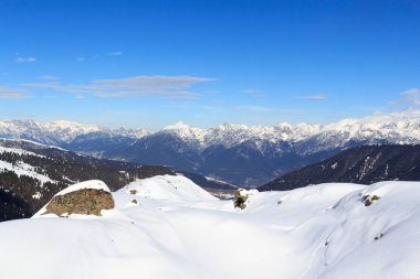 Dağ panorama Stubai Alps, Avusturya için kışın kar ve mavi gökyüzü ile