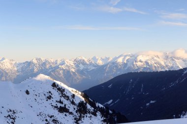Dağ panorama Stubai Alps, Avusturya için kışın kar ve mavi gökyüzü ile