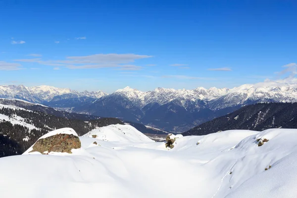 Dağ panorama Stubai Alps, Avusturya için kışın kar ve mavi gökyüzü ile