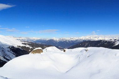 Dağ panorama Stubai Alps, Avusturya için kışın kar ve mavi gökyüzü ile