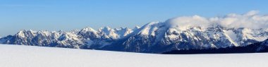 Dağ panorama Stubai Alps, Avusturya için kışın kar ve mavi gökyüzü ile