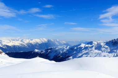 Dağ panorama Stubai Alps, Avusturya için kışın kar ve mavi gökyüzü ile
