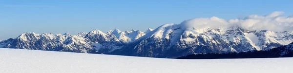 Горная панорама со снегом и голубым небом зимой в Штубайских Альпах, Австрия — стоковое фото