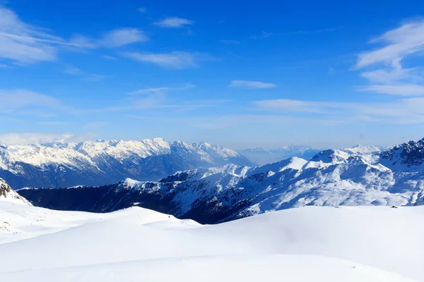 Dağ panorama Stubai Alps, Avusturya için kışın kar ve mavi gökyüzü ile
