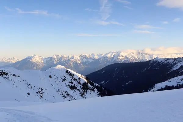 Panorama Mountain z szlak śniegu i rakietach śnieżnych w zimie w Stubaital, Austria — Zdjęcie stockowe