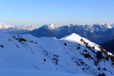 Dağ panorama Stubai Alps, Avusturya için kışın kar ve mavi gökyüzü ile