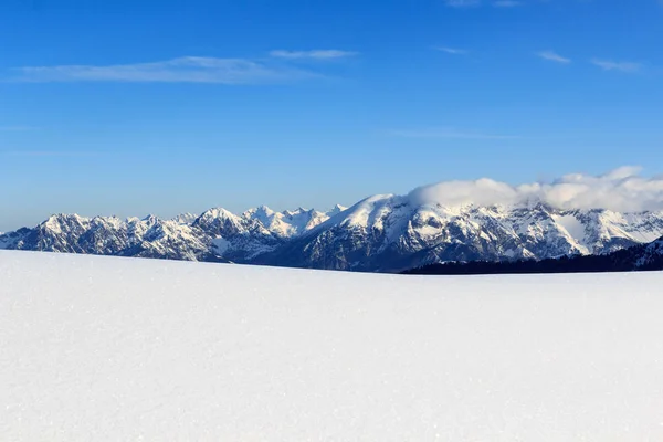 Panorama de montaña con nieve y cielo azul en invierno en Stubai Alps, Austria —  Fotos de Stock