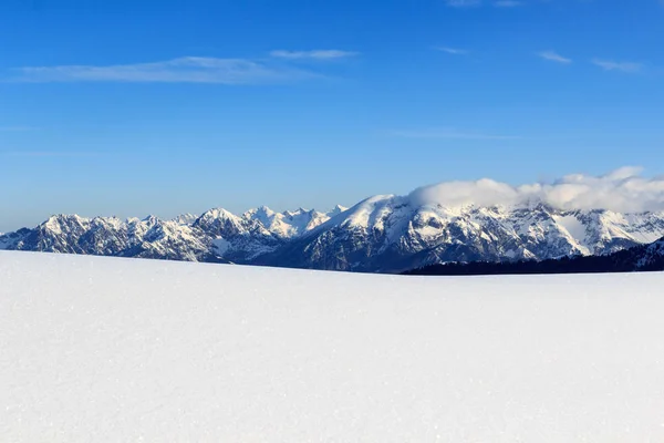 Dağ panorama Stubai Alps, Avusturya için kışın kar ve mavi gökyüzü ile