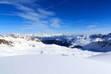 Dağ panorama Stubai Alps, Avusturya için kışın kar ve mavi gökyüzü ile