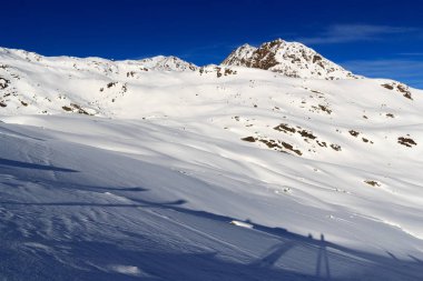 Dağ panorama Stubai Alps, Avusturya için kışın kar ve mavi gökyüzü ile