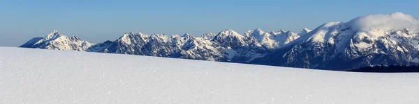 Panorama gór, śniegu i blue Sky w Zima w Stubaital, Austria — Zdjęcie stockowe