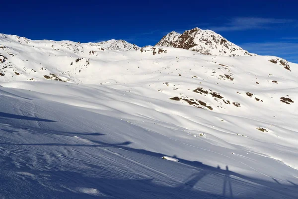 与奥地利洛尔，阿尔卑斯山冬季的雪和蓝天山全景 — 图库照片