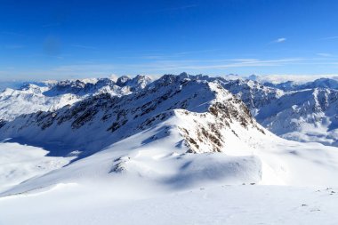 Dağ panorama Stubai Alps, Avusturya için kışın kar ve mavi gökyüzü ile