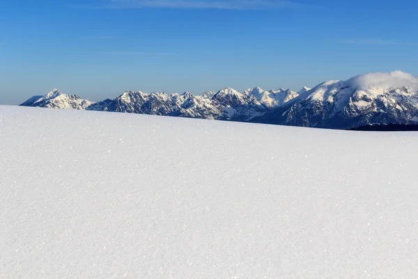 Dağ panorama Stubai Alps, Avusturya için kışın kar ve mavi gökyüzü ile — Stok fotoğraf