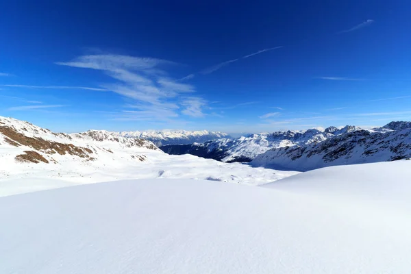 Bergpanorama mit Schnee und blauem Himmel im Winter in den Stubaier Alpen, Österreich — Stockfoto