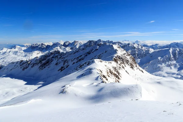 Bergpanorama met sneeuw en blauwe lucht in de winter in de Stubaier Alpen, Oostenrijk — Stockfoto