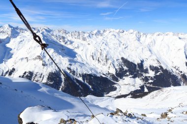 Dağ panorama Stubai Alps, Avusturya için kışın kar ve mavi gökyüzü ile