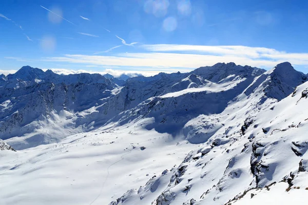 Grup insanlar Kayak dağcılık ve dağ kar panorama Stubai Alpleri'nde, Avusturya — Stok fotoğraf