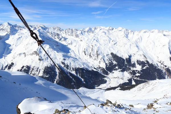 Dağ panorama Stubai Alps, Avusturya için kışın kar ve mavi gökyüzü ile