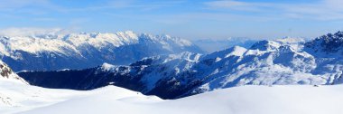 Dağ panorama Stubai Alps, Avusturya için kışın kar ve mavi gökyüzü ile