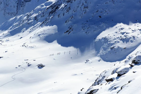 群人滑雪登山和奥地利洛尔阿尔卑斯山雪全景 — 图库照片